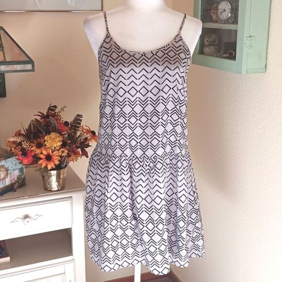 UNIQLO Geometric Pattern Ruffled Sundress. Geometric. Coastal Cowgirl. Beachy. - Picture 1 of 11